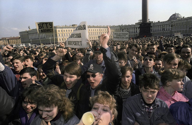 Tusentals universitetsstudenter demonstrerar på Palatstorget i S:t Petersburg i april 1994 med krav på högre studiebidrag.