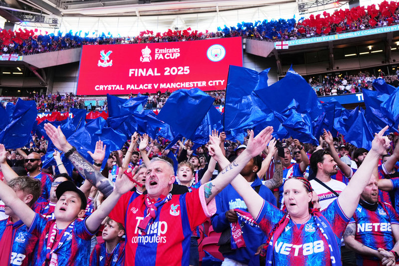 Crystal Palace-supportrar på Wembley.