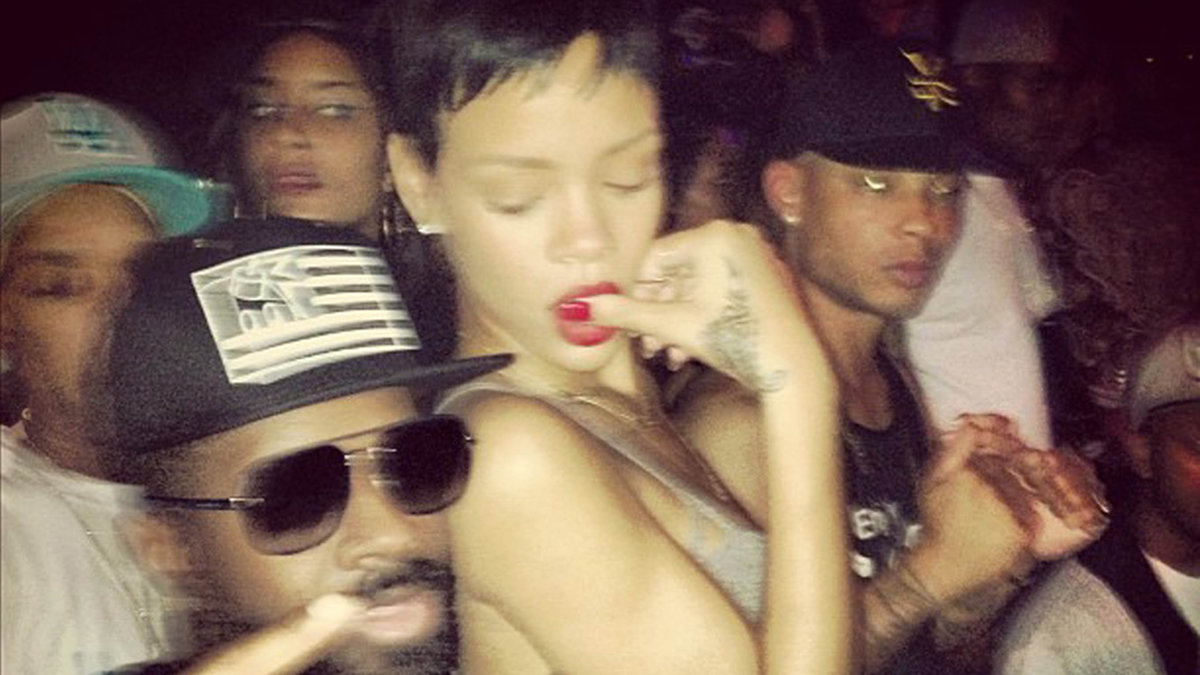 Rihanna festar loss med Jermaine Dupri. 