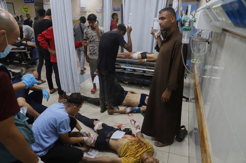 Palestinier som skadats i samband med en matutdelning i södra Gaza får vård vid Nassersjukhuset i Khan Yunis den 30 juni.