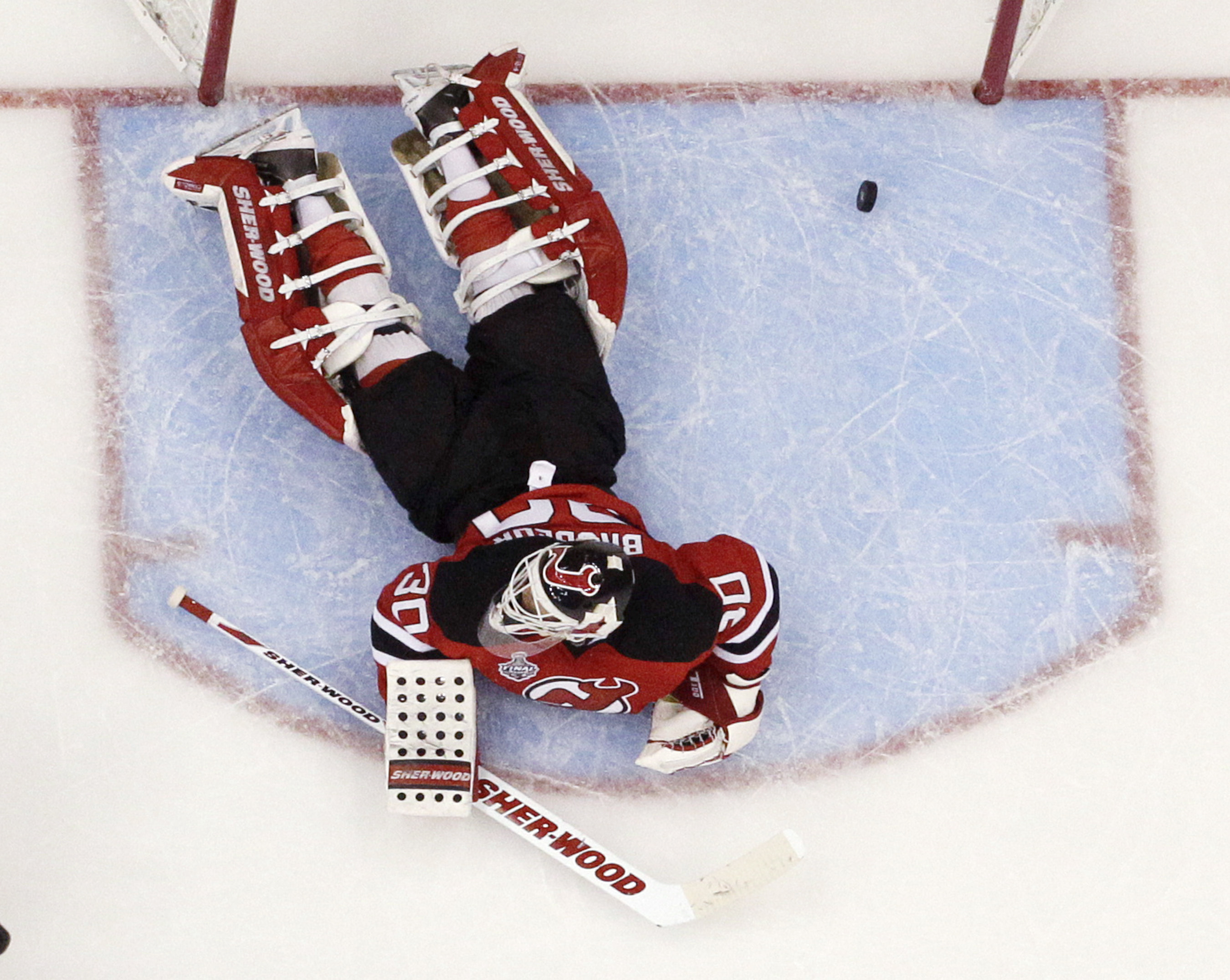 Martin Brodeur deppar efter att Kopitar avgjort matchen. Martin Brodeur deppar efter att Kopitar avgjort matchen.