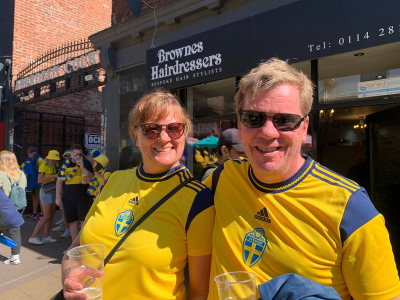 Anna Grubb och Jonas Almqvist från Göteborg i Sheffield, England före EM-matchen mellan Nederländerna och Sverige.