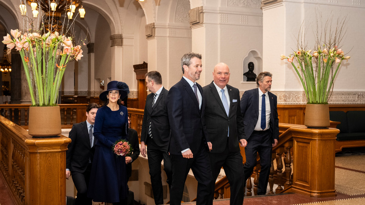 Kung Frederik X anländer i sällskap med kungafamiljen och folketingets talman Søren Gade på måndagsförmiddagen.