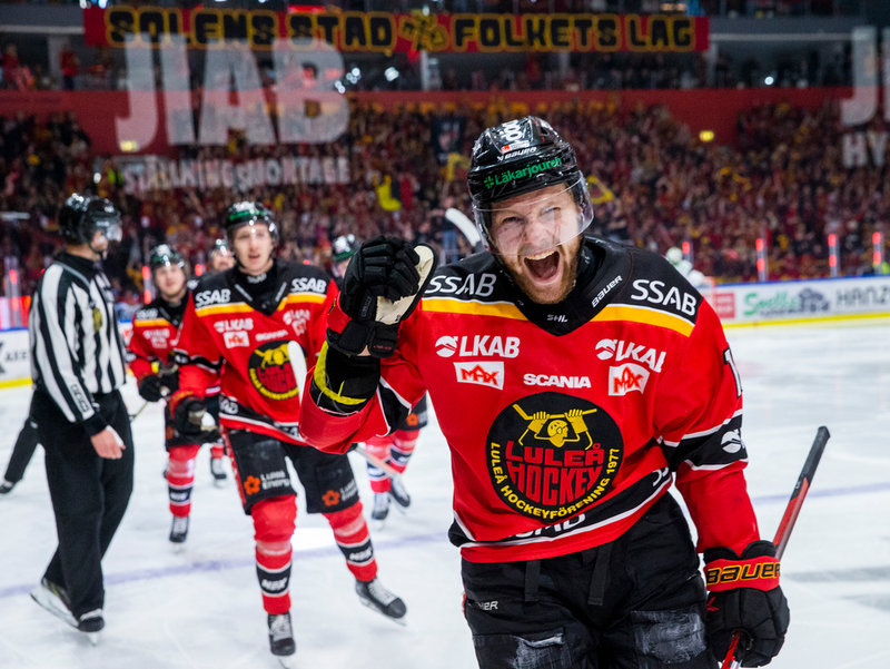 Luleås Einar Emanuelsson firar ett mål i segern i den första finalmatchen mot Färjestad i lördags. Arkivbild.