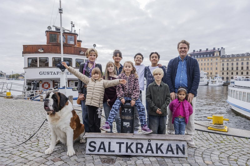 Skådespelarna Vega Åhman, Lisa Varger, Ingrid Andersson Curman, Nora Rios, Sami Fagerström Erfan, Bertil Mancini Block, Henrik Norlén, Lovisa Lindblad, Elton Larsson och Clara Wachtmeister da Silva tillsammans med Båtsman under pressdag för nyinspelningen av Astrid Lindgren-klassikern "Vi på Saltkråkan”. Foto: Caisa Rasmussen / TT