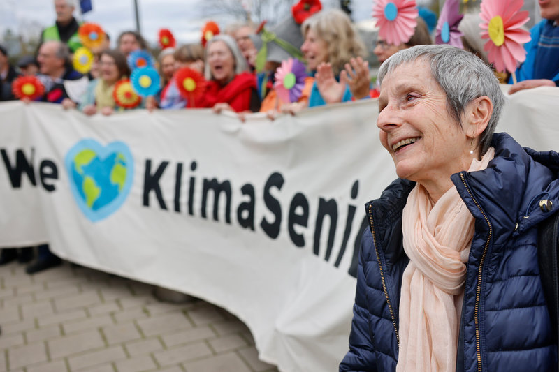 Anne Mahrer, en av ordförandena för Klimaseniorinnen, i en demonstration 2023. 