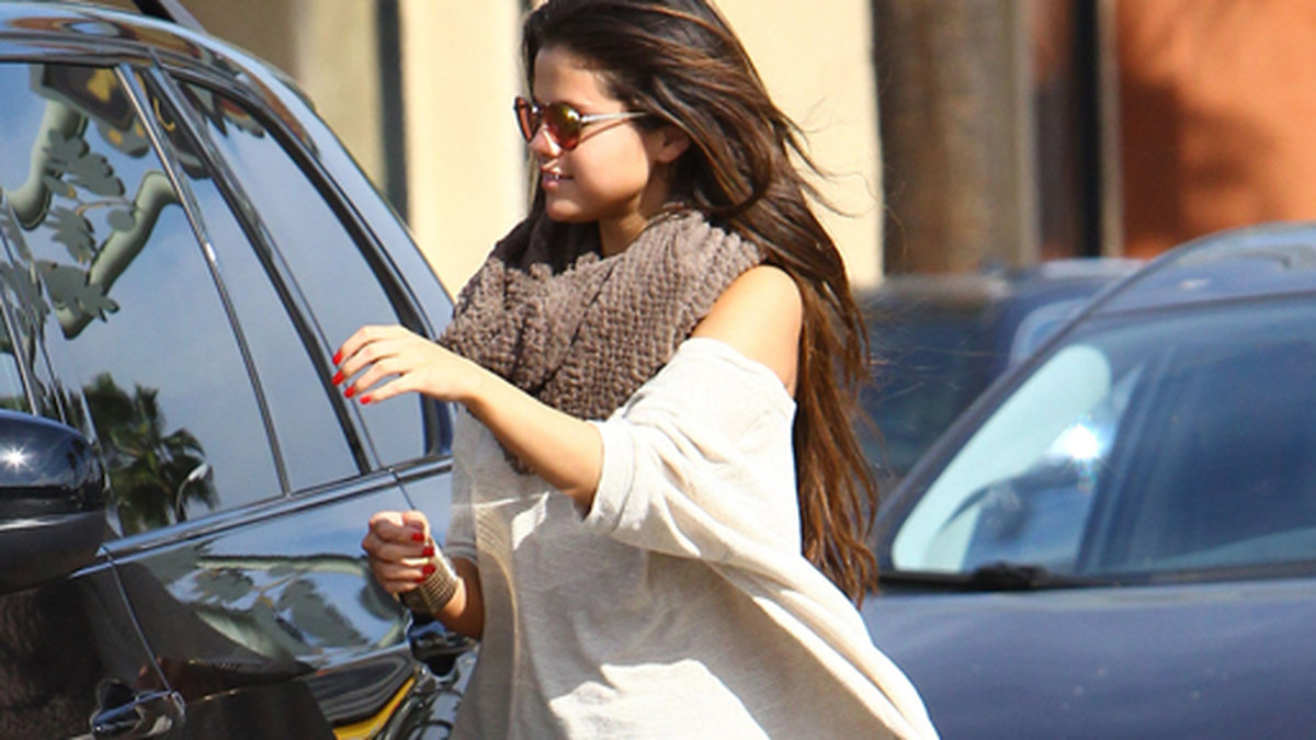 Selena Gomez i bruna boots, perfekt till bara ben och slitna shorts. 
