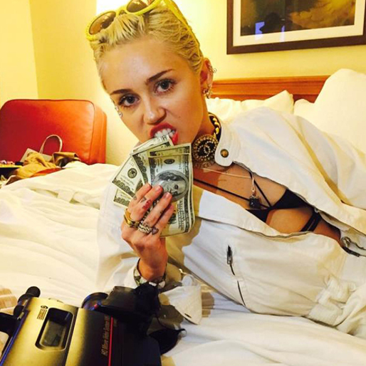 Miley gosar med sina fickpengar.