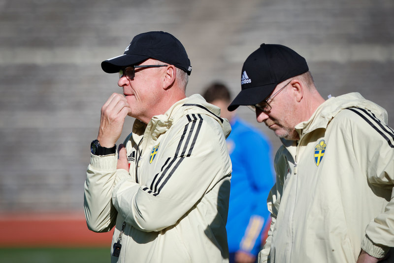 Förbundskapten Janne Andersson och matchbevakaren Lasse Jacobsson har ett och annat att fundera över kring Sloveniens taktik i kvällens möte på Friends arena.