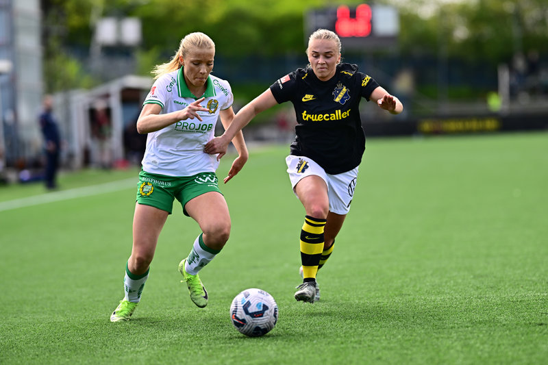 Hammarbys Smilla Holmberg i duell mot AIKs Villemo Dahlqvist. Foto: Magnus Lejhall/TT Hammarbys Smilla Holmberg i duell mot AIKs Villemo Dahlqvist. Foto: Magnus Lejhall/TT