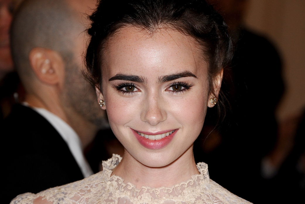 Lily Collins verkar klara sig bra ändå. Lily Collins verkar klara sig bra ändå.