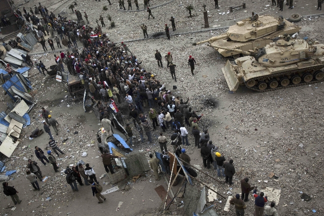 Militären försökte under lördagen övertala demonstranterna att ta ner barrikaderna från Tahirtorget.