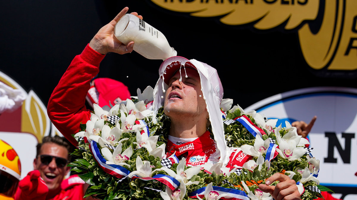 Marcus Ericsson häller den traditionsenliga segermjölken över sig.