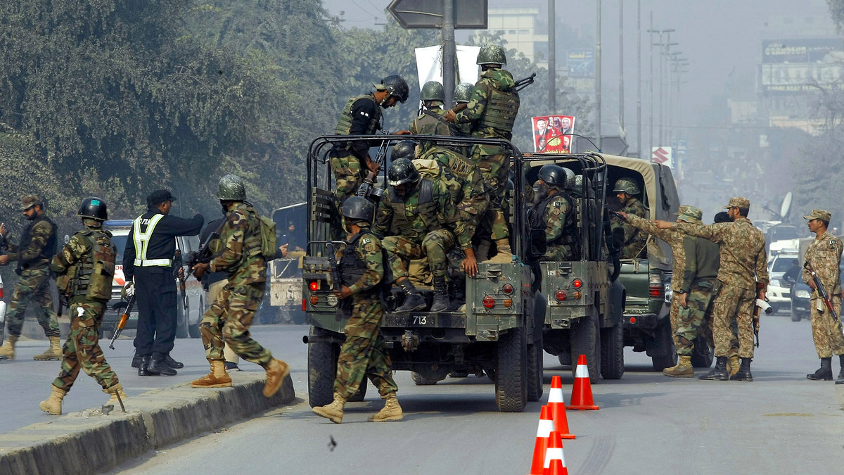 Pakistansk militär utanför skolan.
