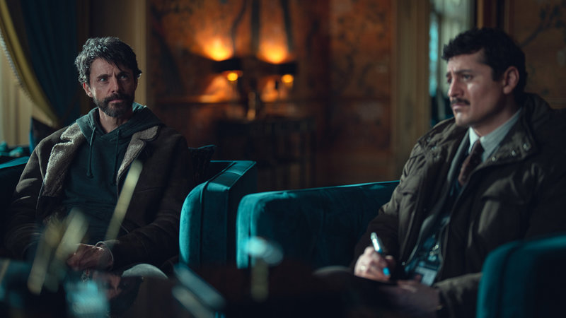 Matthew Goode och Alexej Manvelov i "Dept Q" på Netflix.