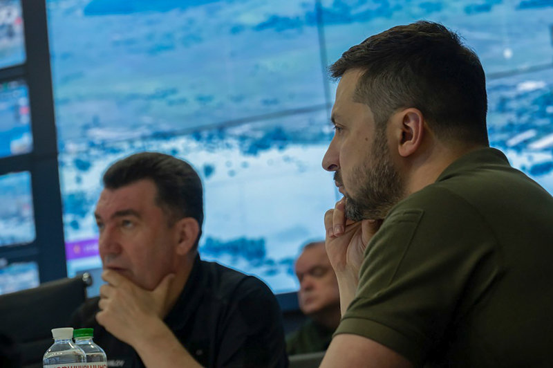 Ukrainas president Volodymyr Zelenskyj kallade till ett krismöte med anledning av dammexplosionen.