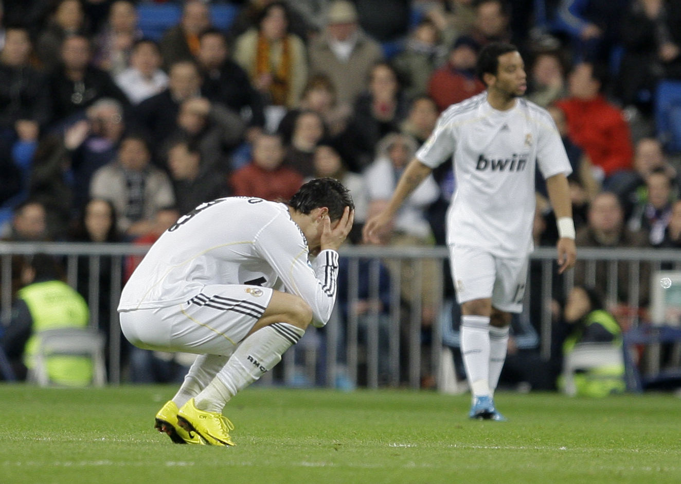 Cristiano Ronaldo gjorde båda målen när Real Madrid besegrade Malaga med 2-0. 
