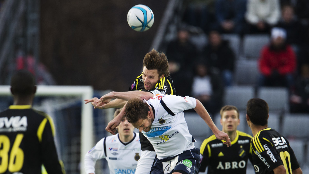 Mikael Dahlberg, här hårt uppvaktad av AIK.