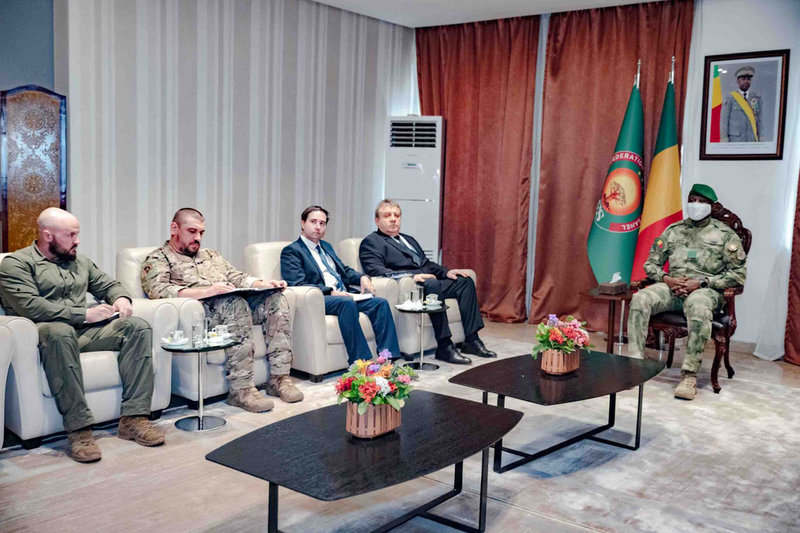 I stolen till höger sitter Malis juntaledare Assimi Goïta. Till vänster sitter Rysslands ambassadör Igor Gromyko med flera militära och diplomatiska kollegor. Mötet hölls i presidentpalatset i Bamako i veckan.