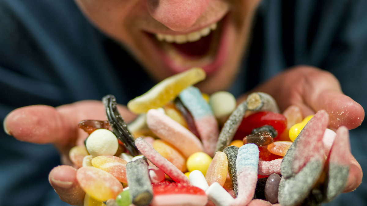 I Norge har en minister rasat över godiset vid kassorna. 