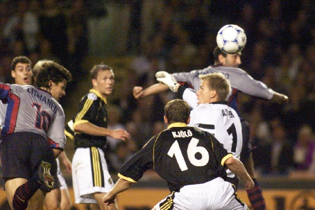 En av de mest skandalomsusade sekvenserna i fotbollens historia - om man ska tro AIK-fansen... Allt efter ett byte som inte gjordes enligt rutinerna och Uefa såg mellan fingrarna. En av de mest skandalomsusade sekvenserna i fotbollens historia - om man ska tro AIK-fansen... Allt efter ett byte som inte gjordes enligt rutinerna och Uefa såg mellan fingrarna.