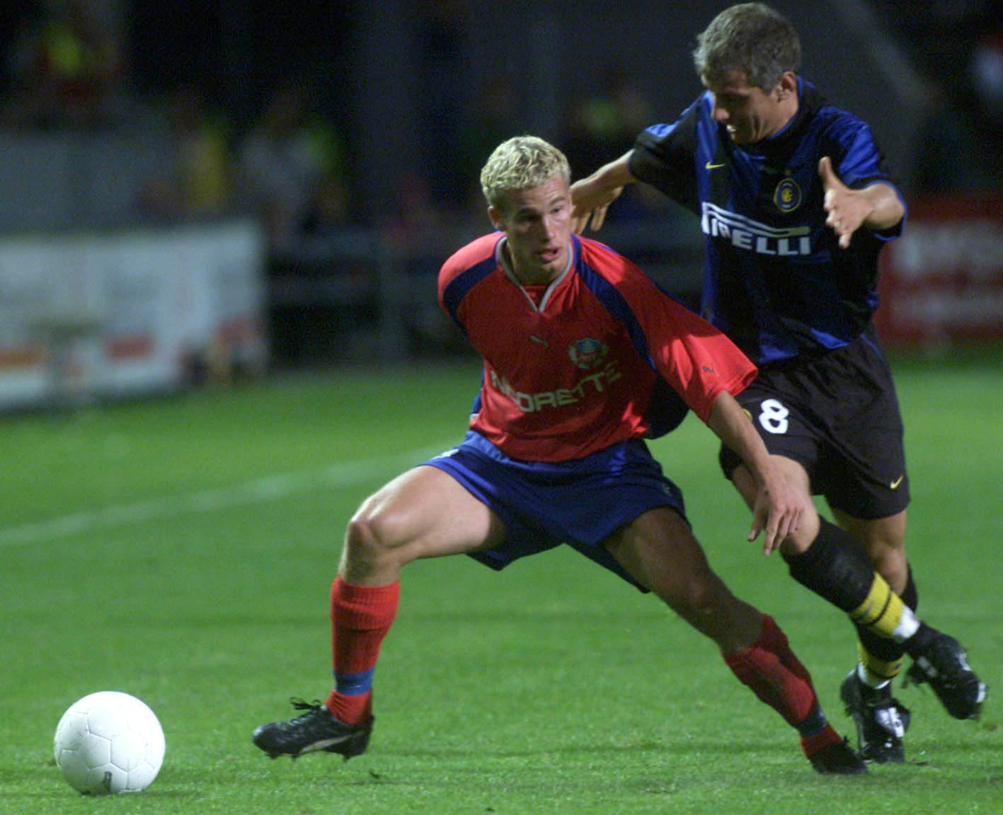 En ung Andersson i duell med Inters Vladimir Jugovic under kvalmatch år 2000.