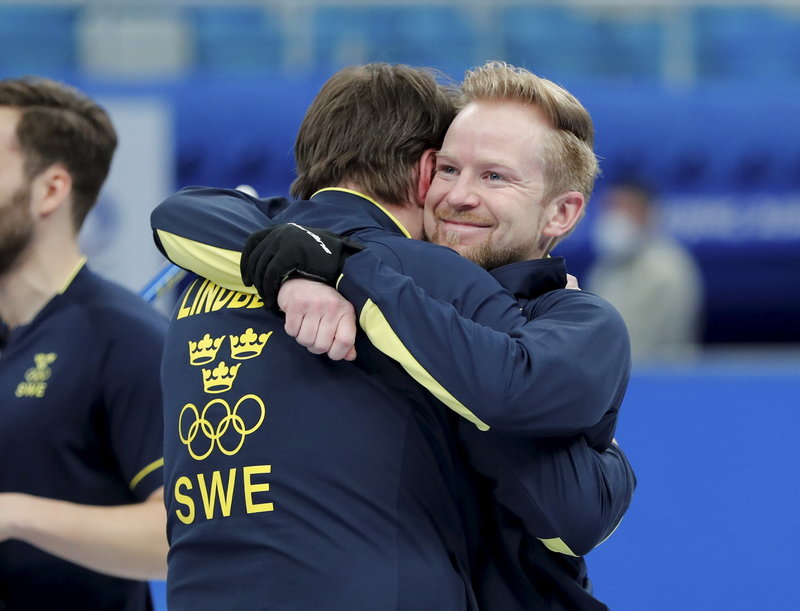 Nilas Edin kramar ledaren Fredrik Lindberg efterOS-guldet 2022. Foto: Christine Olsson/TT Nilas Edin kramar ledaren Fredrik Lindberg efterOS-guldet 2022. Foto: Christine Olsson/TT