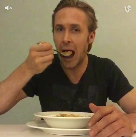 Ryan Gosling äter sina flingor som en hyllning till Ryan McHenry.