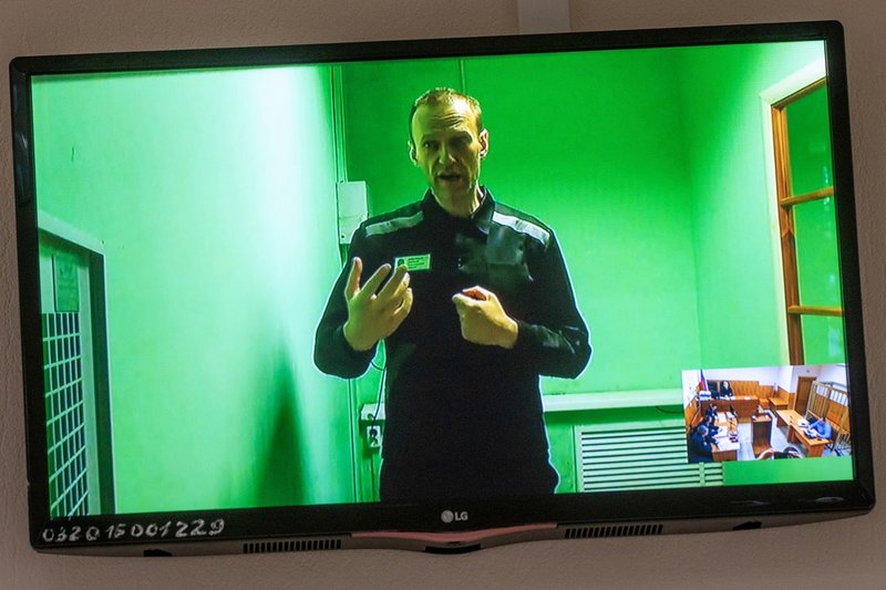 Rysslands fängslade oppositionsledare Aleksej Navalnyj på en tv-skärm när han framträder i en rättsförhandling via länk från fängelse i Kovrov. Bild från i början av september.