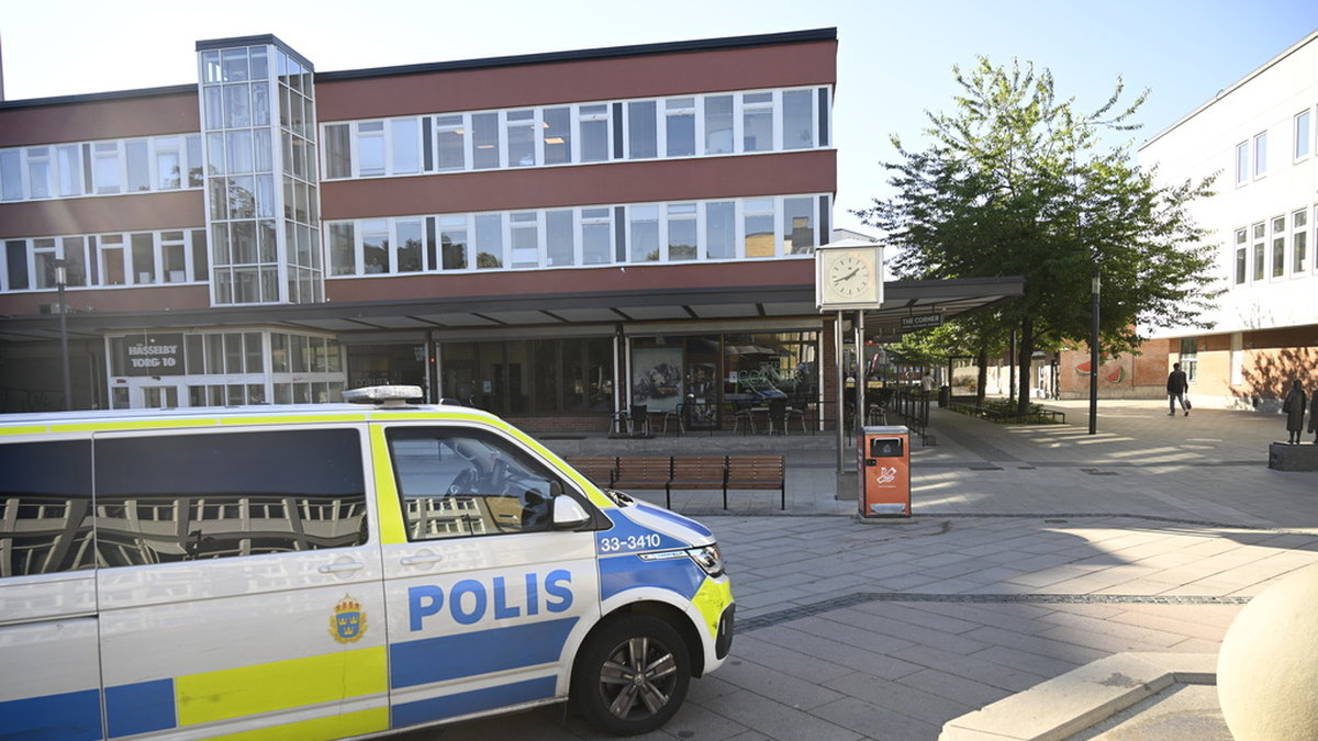 En polisbil på Hässelby torg i västra Stockholm. Polisen påträffade en skottskadad man på en krog i stadsdelen sent på söndagskvällen.