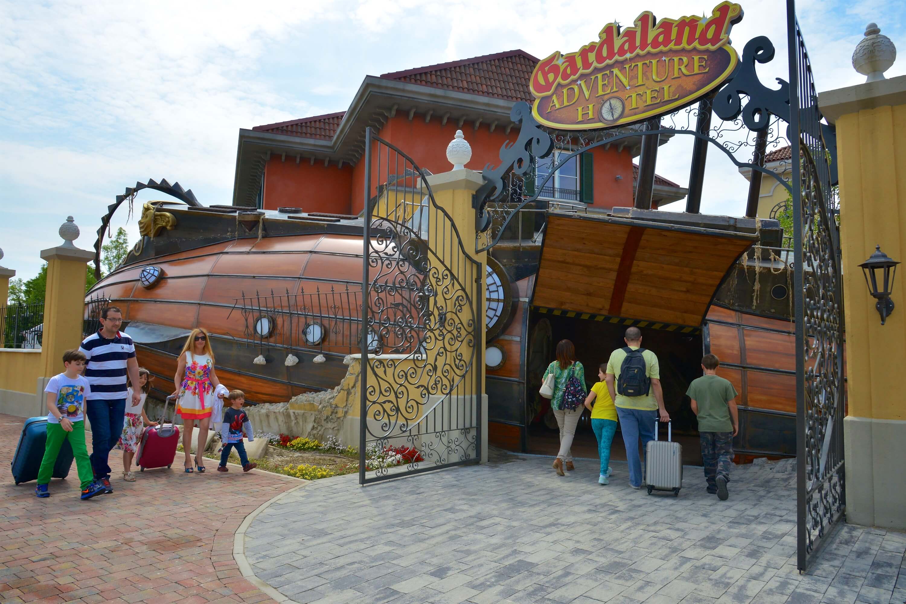 Gardaland kallas ibland för Italiens eget Disneyland. Här är ingången till ett hotell. Gardaland kallas ibland för Italiens eget Disneyland. Här är ingången till ett hotell.
