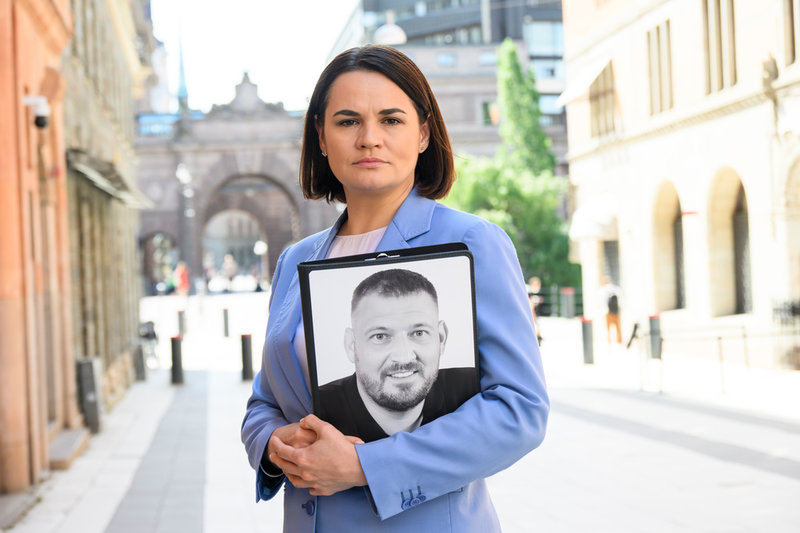 I fem år har Svetlana Tichanovskaja burit med sig porträttet på sin fängslade make, utan att veta om de skulle ses igen. Bild tagen vid ett Stockholmsbesök i förra veckan – bara några dagar före det oväntade frisläppandet.