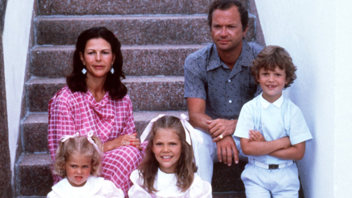 Madde, Victoria, Carl Philip och mamma och pappa på Solliden 1987. 