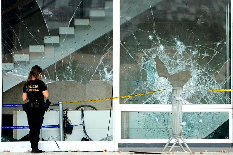 Teknisk undersökning av Brasiliens Högsta domstol efter att anhängare till Bolsonaro vandaliserat byggnaden.