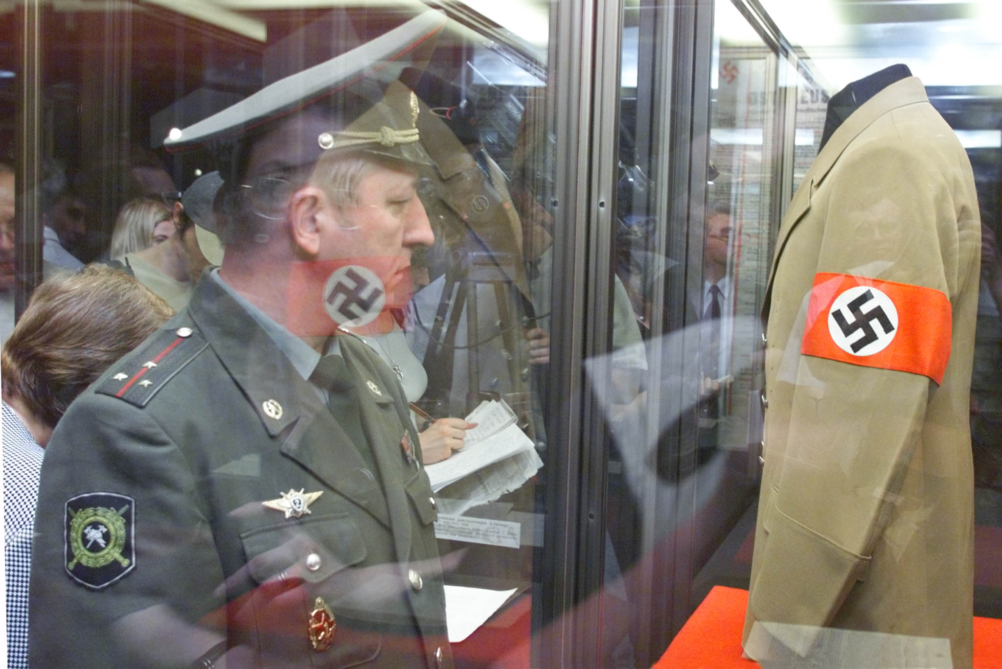 Officeren ska ha sagt "i försvarsmakten bär vi armbindeln på vänsterarm, för det hade nazisterna". Bilden: Rysk soldat iakttar Adolf Hitlers uniform under en utställning i Moskva.