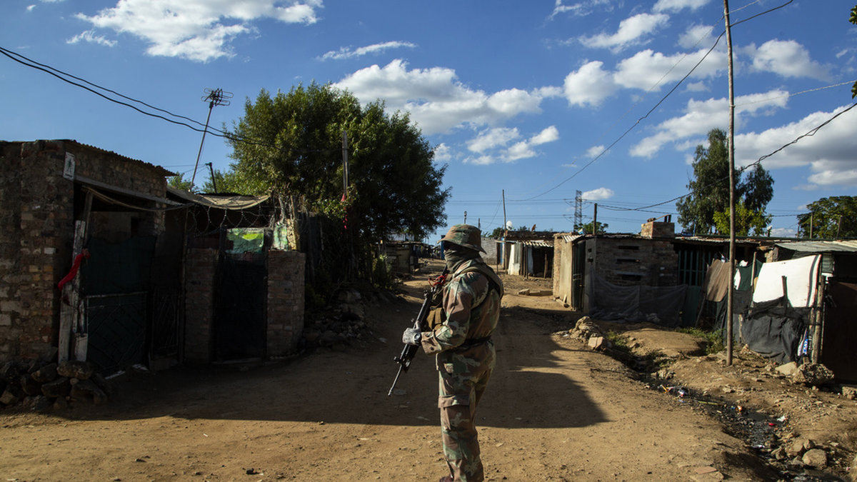 En soldat från Sydafrikas nationella försvarsstyrka patrullerar i kåkstaden Diepsloot. Bilden är tagen tidigare, i samband med en nedstängning under pandemin. Arkivbild.