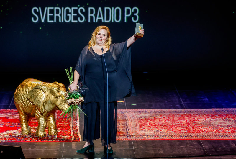 Linnéa Wikblad, programledare i Morgonpasset i P3 och Musikhjälpen, tar emot priset för Årets programledare på galan Guldörat 2025 på Dramaten.