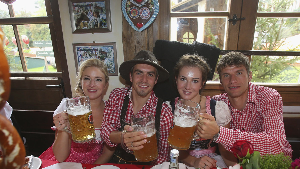 Philipp Lahm med hustrun Claudia Lahm och Thomas Mueller med sin hustru Lisa Mueller skålade med varsin öl.
