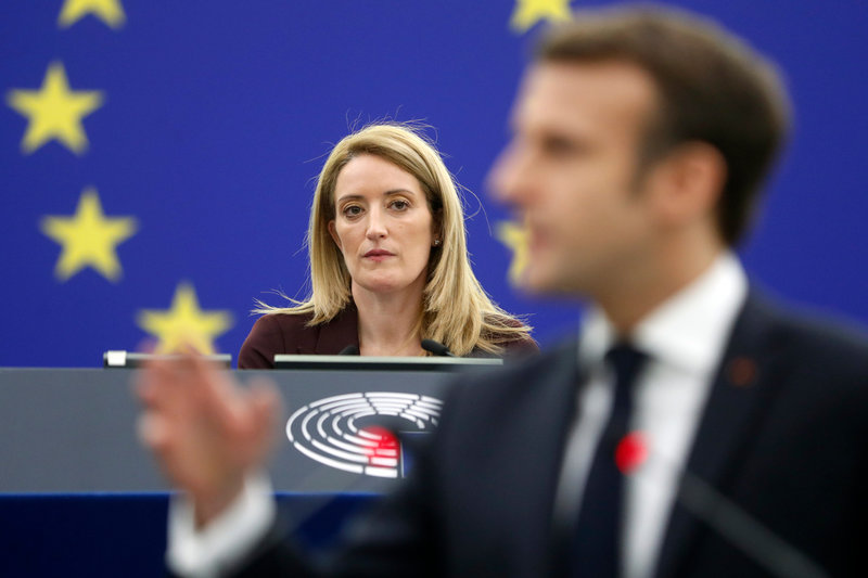 EU-parlamentets nya talman Roberta Metsola lyssnar till onsdagens tal från Frankrikes president Emmanuel Macron.