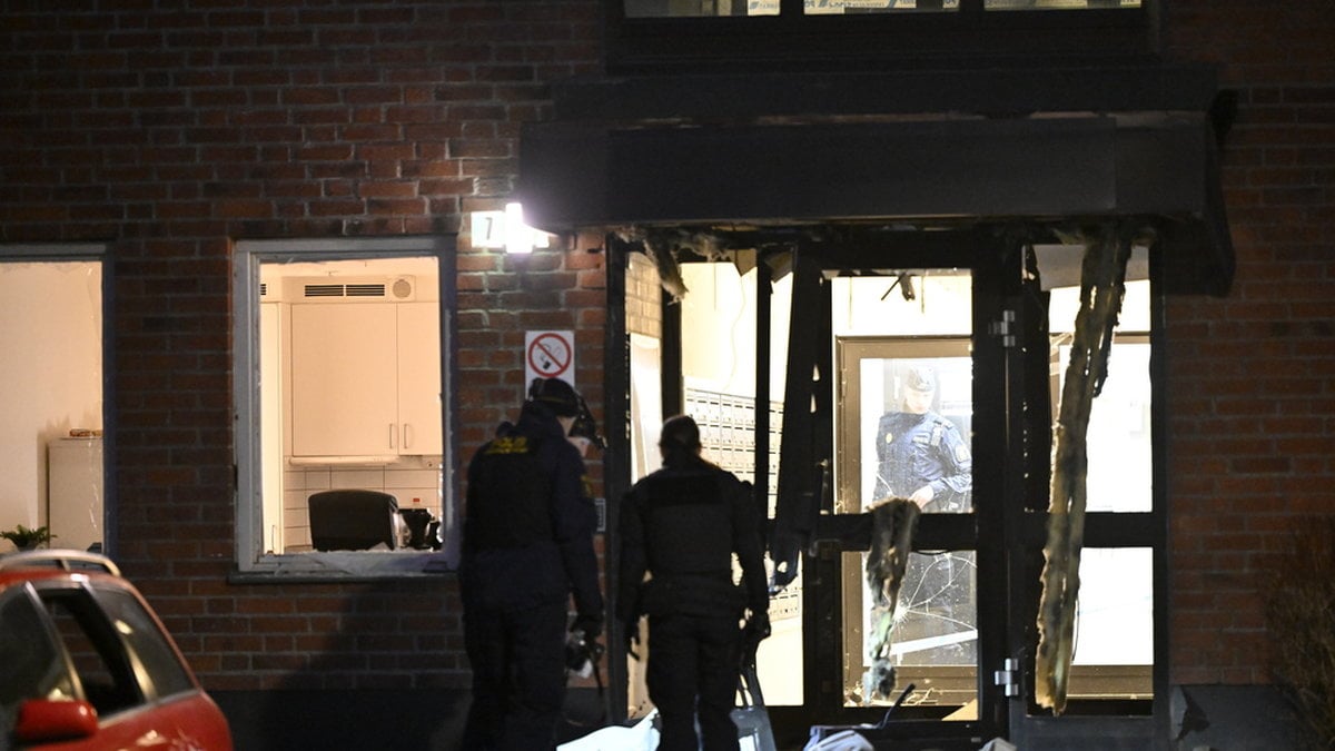 Polisens avspärrningar efter en explosion i ett trapphus till ett flerfamiljshus i Lidingö.