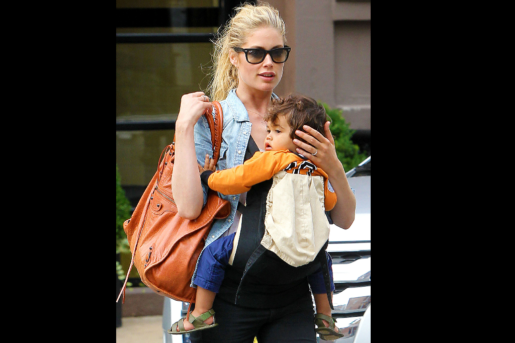 Modellen Doutzen Kroes med sin son Phyllon Joy Gorre - sötare får man leta efter. Modellen Doutzen Kroes med sin son Phyllon Joy Gorre - sötare får man leta efter.
