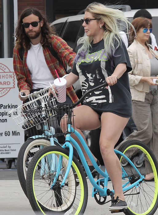 Med på cykelturen var Keshas pojkvän. 