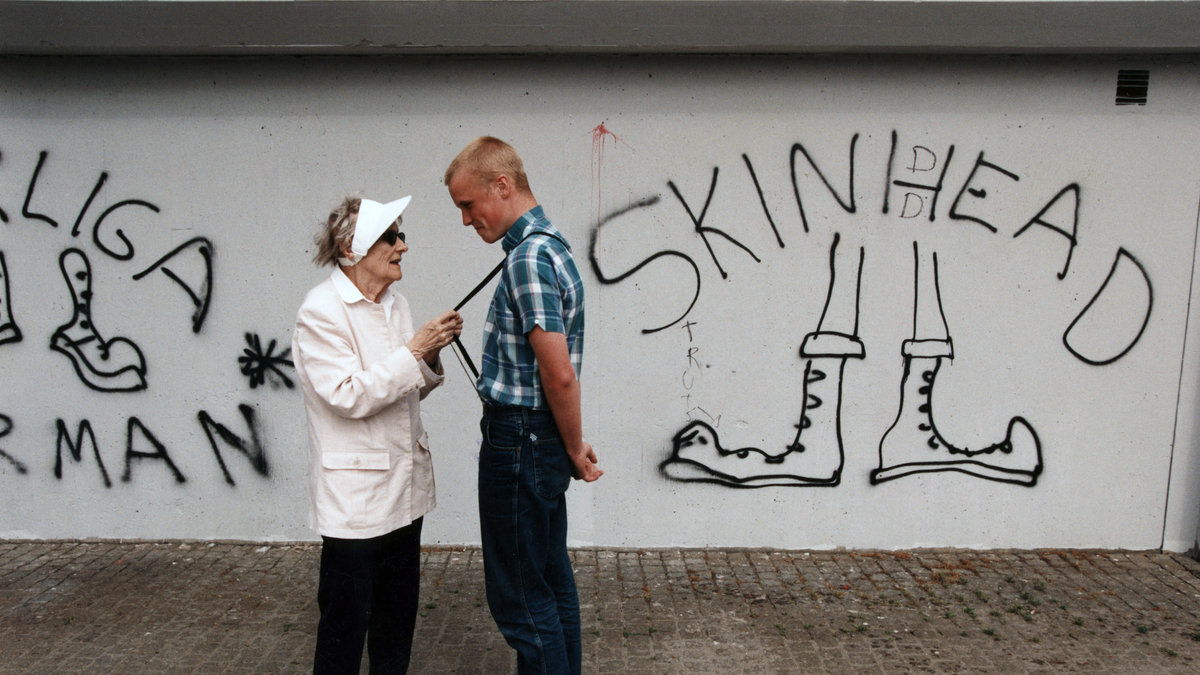 Astrid Lindgren pratar om rasism med ett skinhead: "Är du en sån där skinhead så tycker jag att du ska sluta skinheadsa"