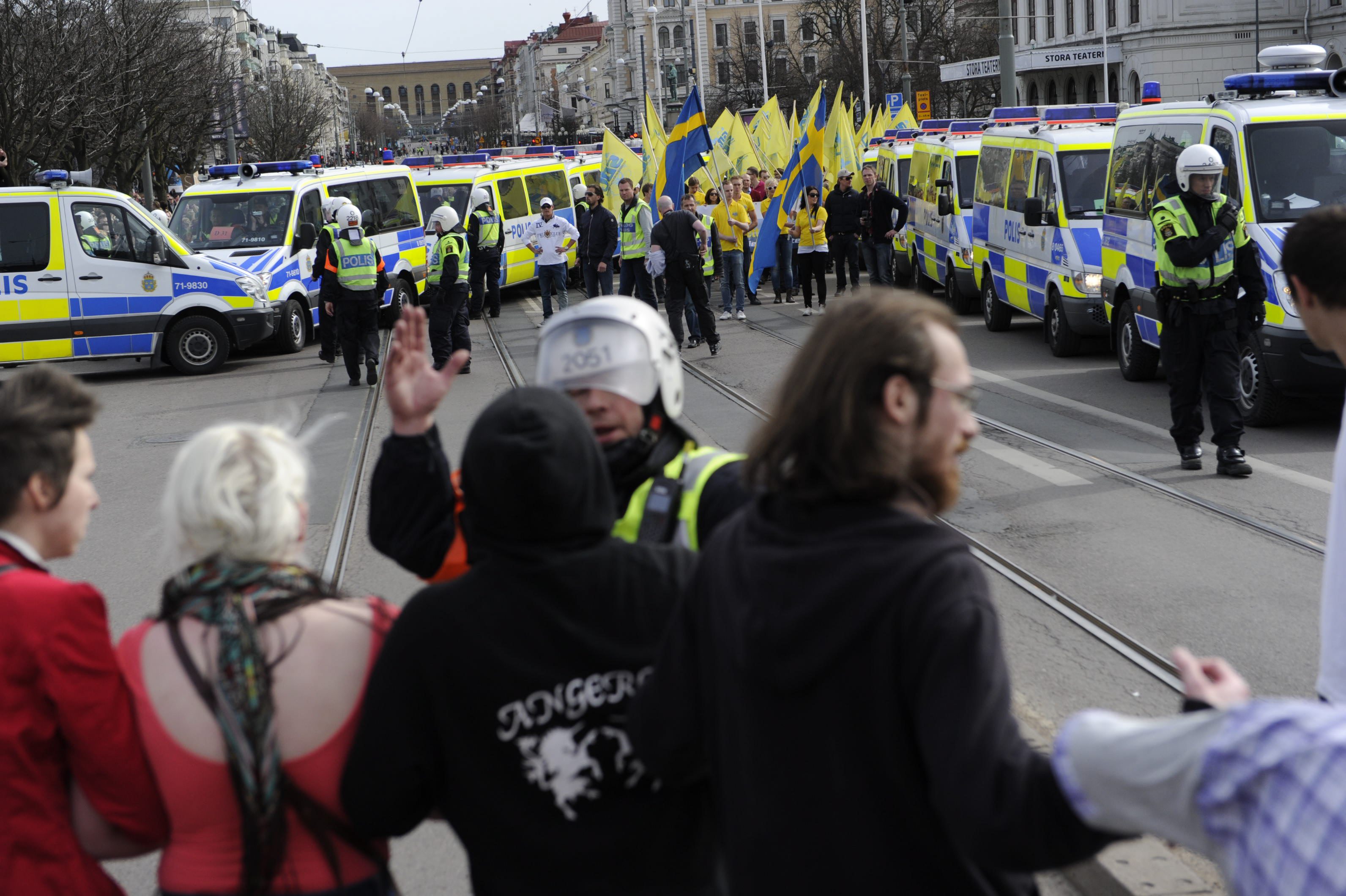 Polisen håller koll på motdemonstranter vid en SDU-demonstration i Göteborg i april i år.