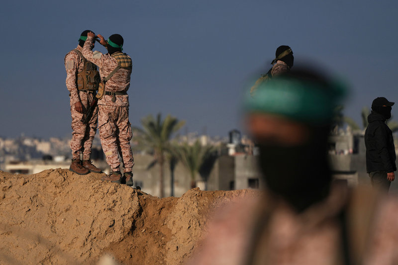 Medlemmar ur Hamas förbereder sig för en gisslanöverlämning i februari. Israeliske Ofer Kalderon släpptes då efter att ha hållits fången sedan 7 oktober-attacken 2023.
