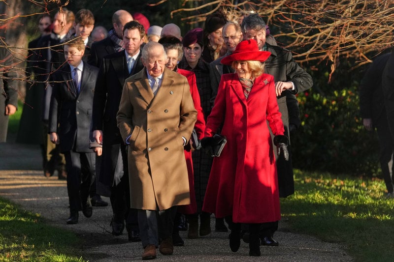 Storbritanniens kung Charles III och drottning Camilla anländer till juldagens gudstjänst i kyrkan i Sandringham, Norfolk, i England.