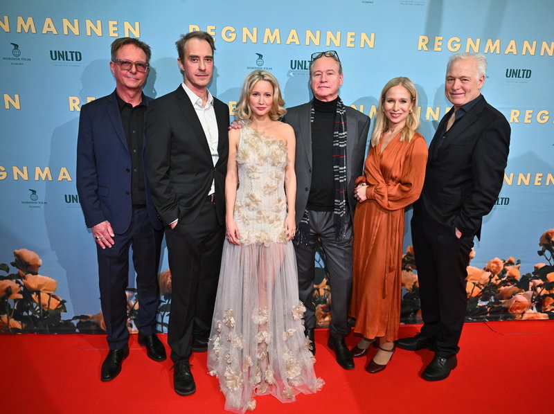 Patrick Ryborn, Jonas Karlsson, Emelia Sallhag, Robert Gustafsson, Karin Lithman och Hannes Holm vid galapremiären av "Regnmannen" i Stockholm.