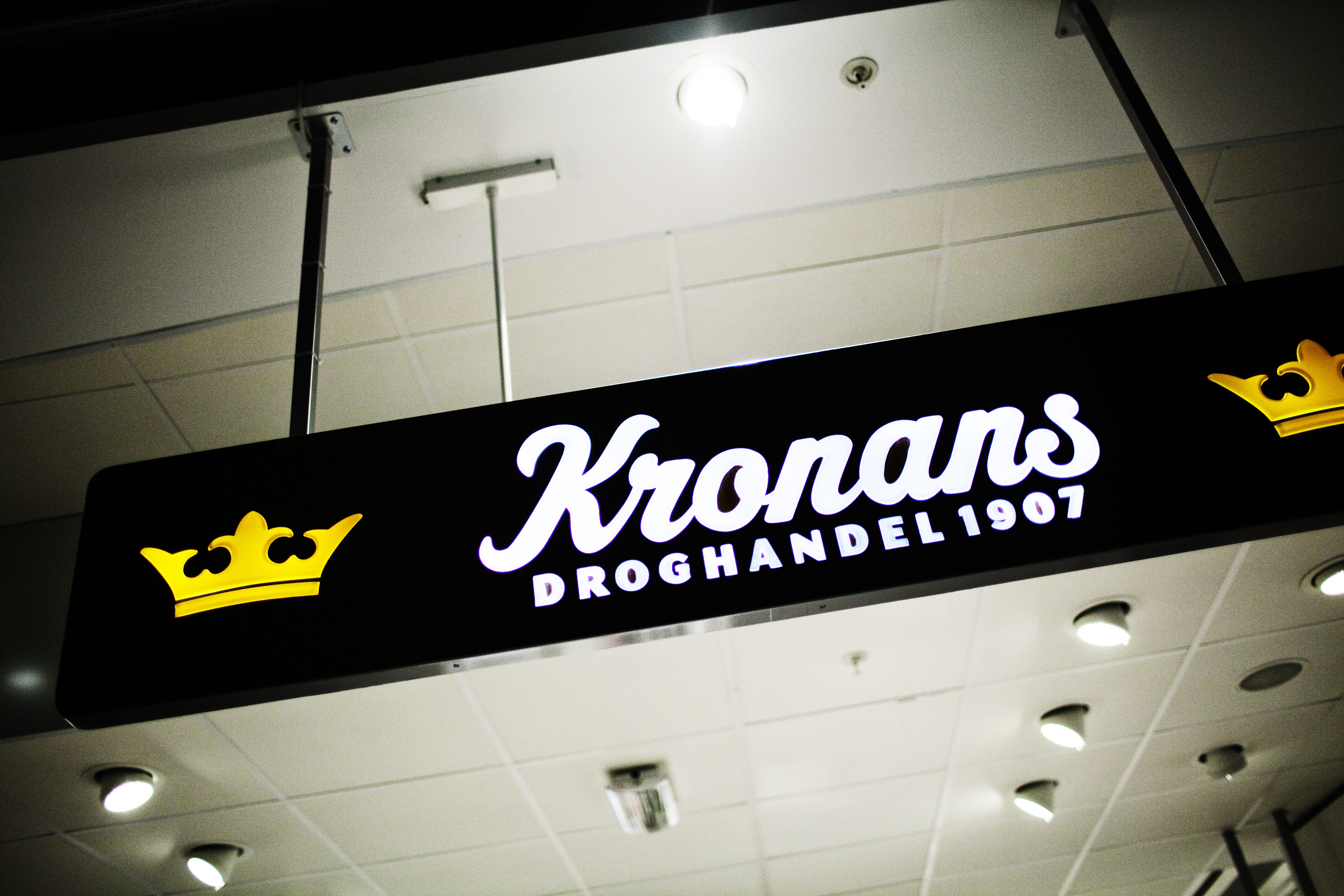 En beväpnad man rånade Kronans droghandel i Norrköping.