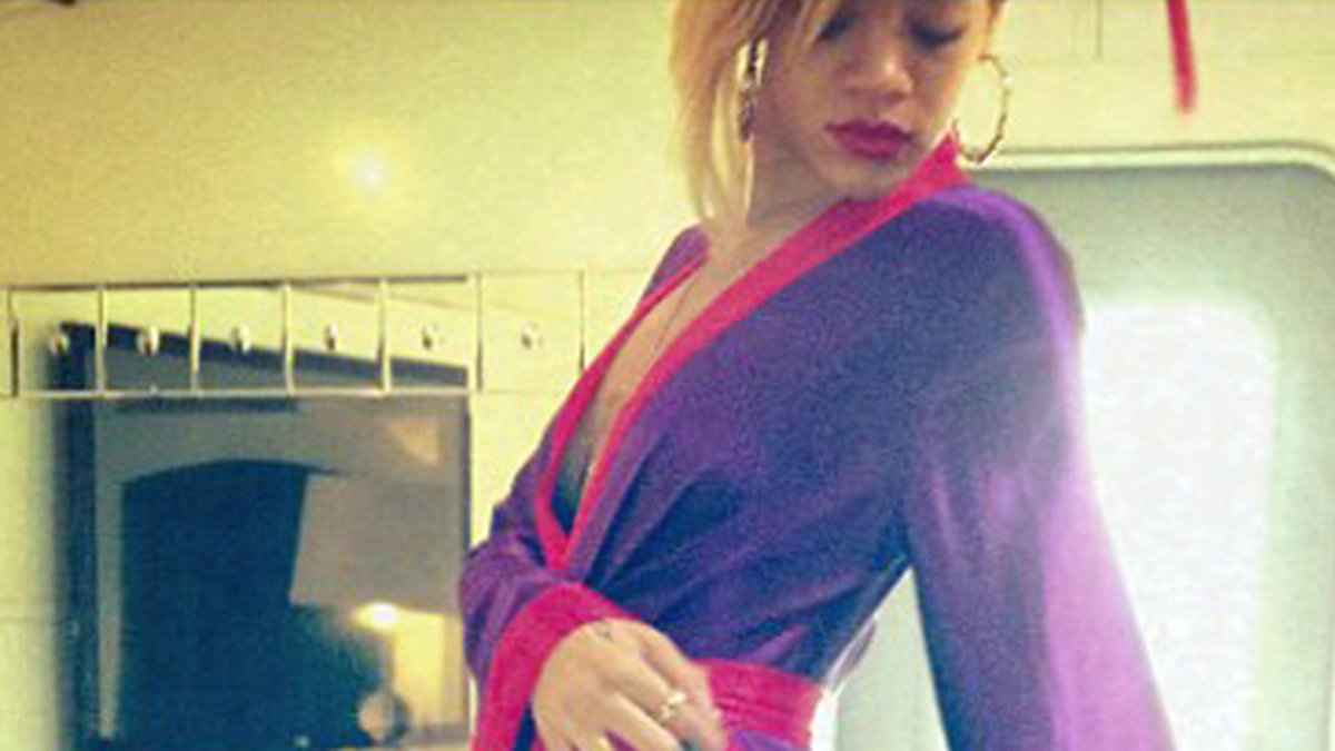 Rihanna visar låren på Instagram.