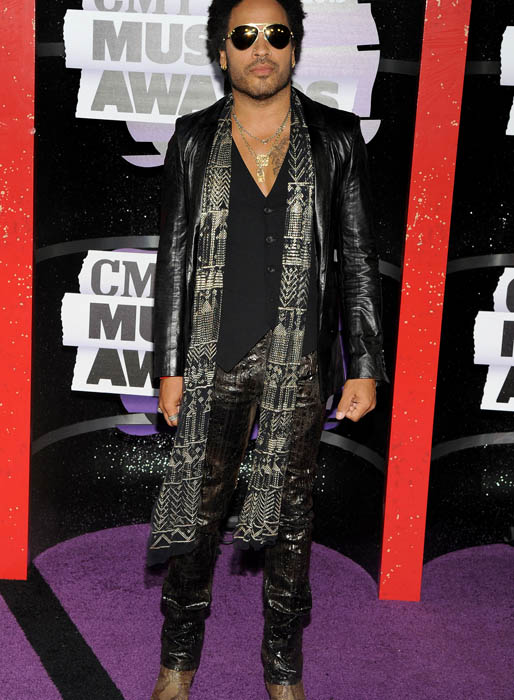 Vi undrar verkligen när Lenny Kravitz ska investera i en stylist, eller en ny stil. Vi undrar verkligen när Lenny Kravitz ska investera i en stylist, eller en ny stil.